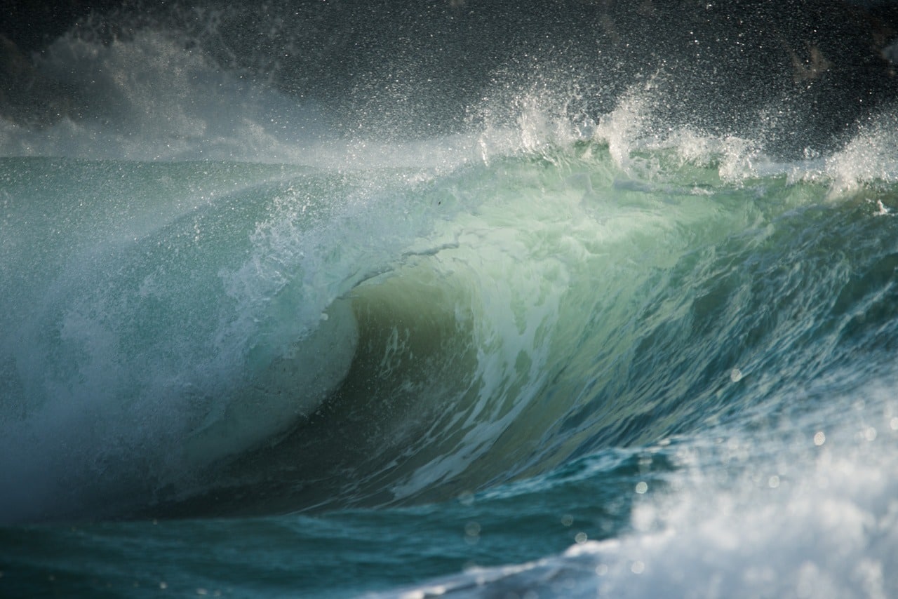 incredible wave on isle of harris scotland
